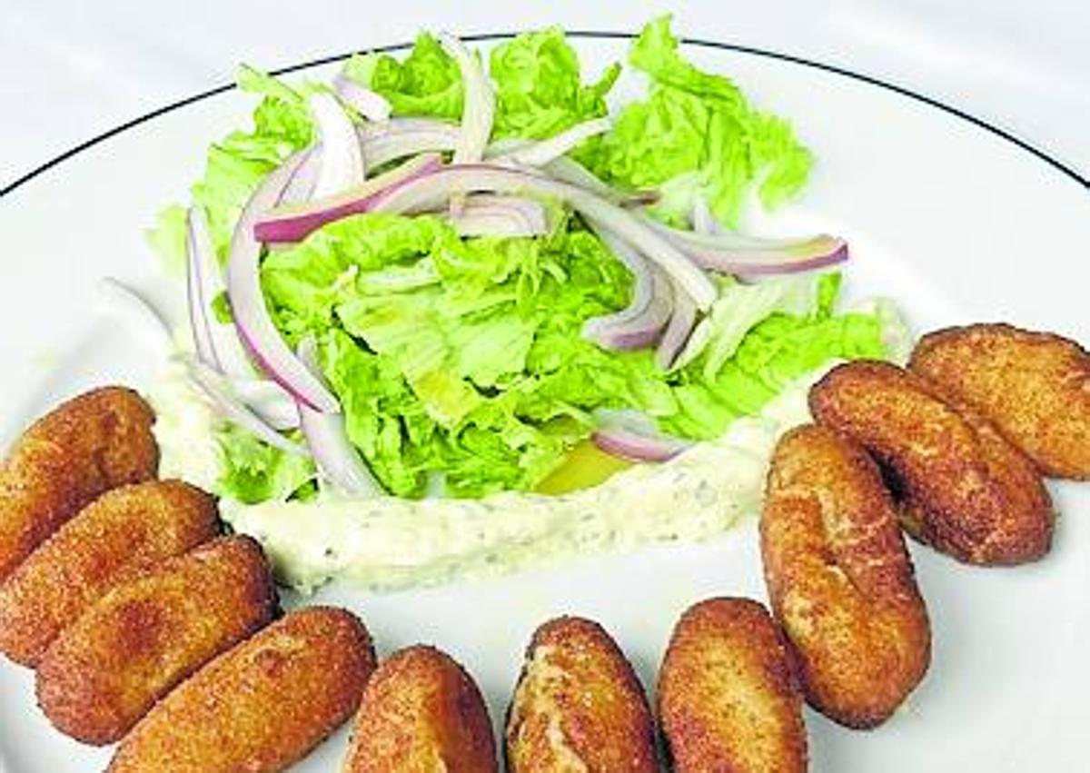 Imagen secundaria 1 - En la imagen superior, ración de paleta ibérica. A la izquierda, croquetas de bogavante. Y, a la derecha, tarta de queso.