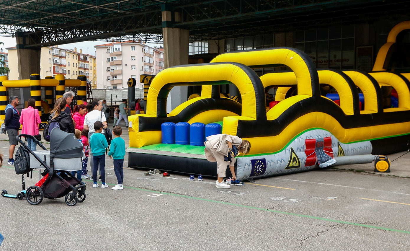 Los hinchables más pequeños se instalaron bajo techo por la amenaza de lluvia.