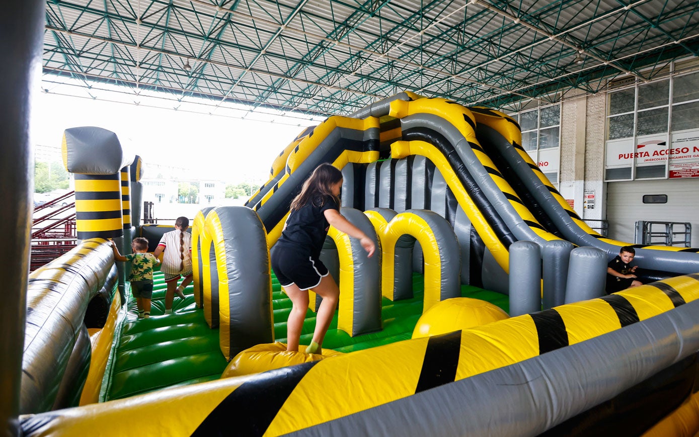 Varios niños juegan en una de las atracciones.