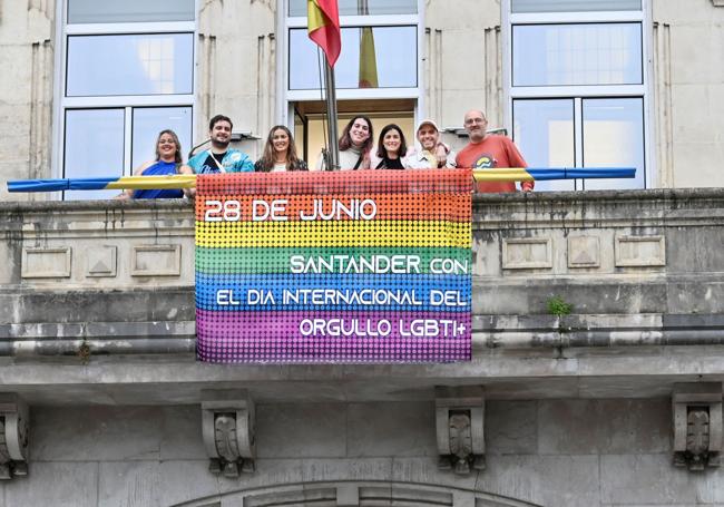 Momento en el que la alcadesa y la concejala de Igualdad colocan la bandera en el Ayuntamiento de Santander.