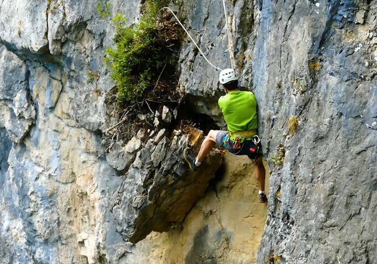 Derribo controlado de una de las grandes rocas que podía desprenderse en cualquier momento.