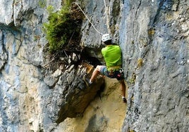 Derribo controlado de una de las grandes rocas que podía desprenderse en cualquier momento.