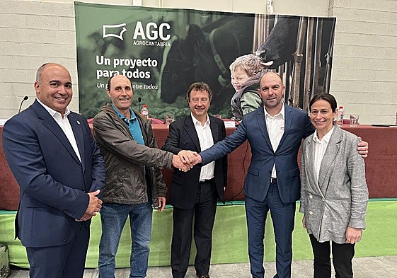 Jacobo Alonso, director general de AgroCantabria; Salvador Cobo, presidente de SATValle de Aras; Pablo Palencia, consejero de Desarrollo Rural, Ganadería, Pesca y Alimentación; José Ángel Pereda, presidente de AgroCantabria, y Susana Onandía, directora financiera de AgroCantabria, a la conclusión del acto, escenificando la fusión con un apretón de manos.