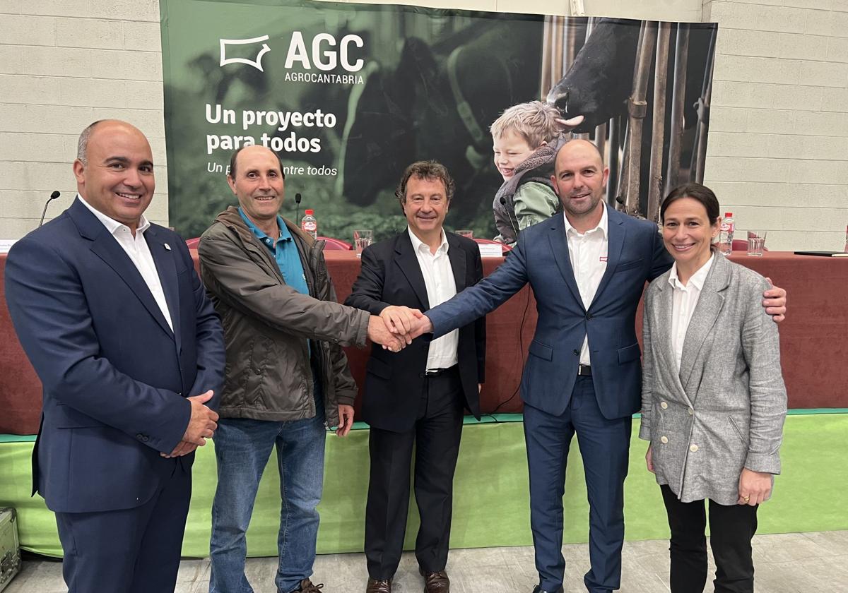 Jacobo Alonso, director general de AgroCantabria; Salvador Cobo, presidente de SATValle de Aras; Pablo Palencia, consejero de Desarrollo Rural, Ganadería, Pesca y Alimentación; José Ángel Pereda, presidente de AgroCantabria, y Susana Onandía, directora financiera de AgroCantabria, a la conclusión del acto, escenificando la fusión con un apretón de manos.