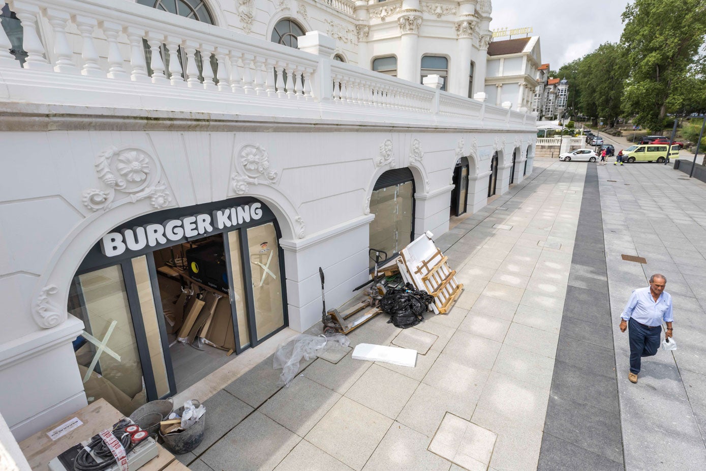 La tapia que ocultaba el Burger King se retiró esta semana y ya se puede ver que la obra en su interior está prácticamente finalizada.