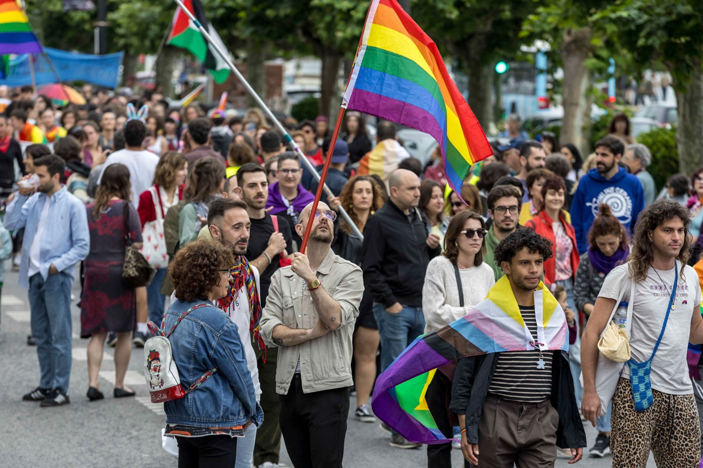 La convocatoria puso el toque de color a un día de verano gris.