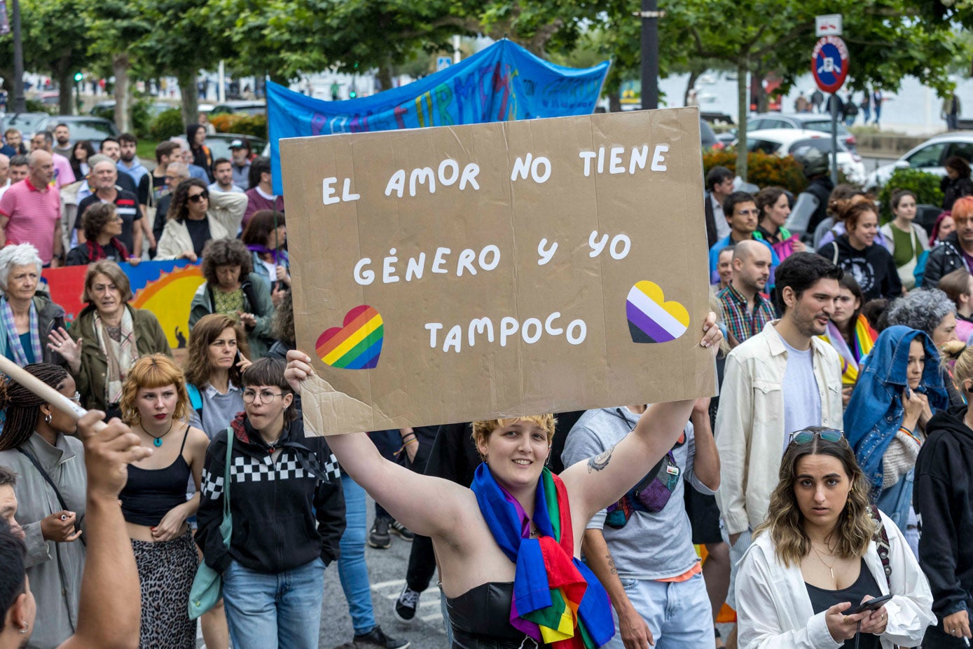 Una persona no binaria muestra su pancarta durante la manifestación.