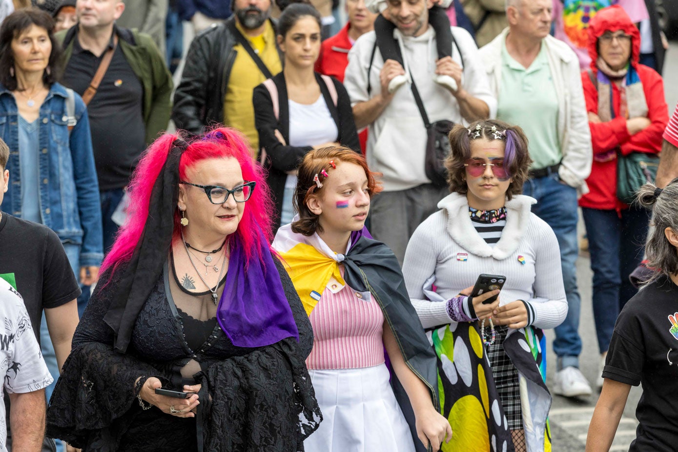 Varios asistentes en la manifestación.