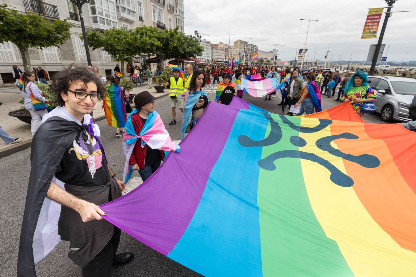 Gran bandera del arcoíris con el lábaro cántabro.