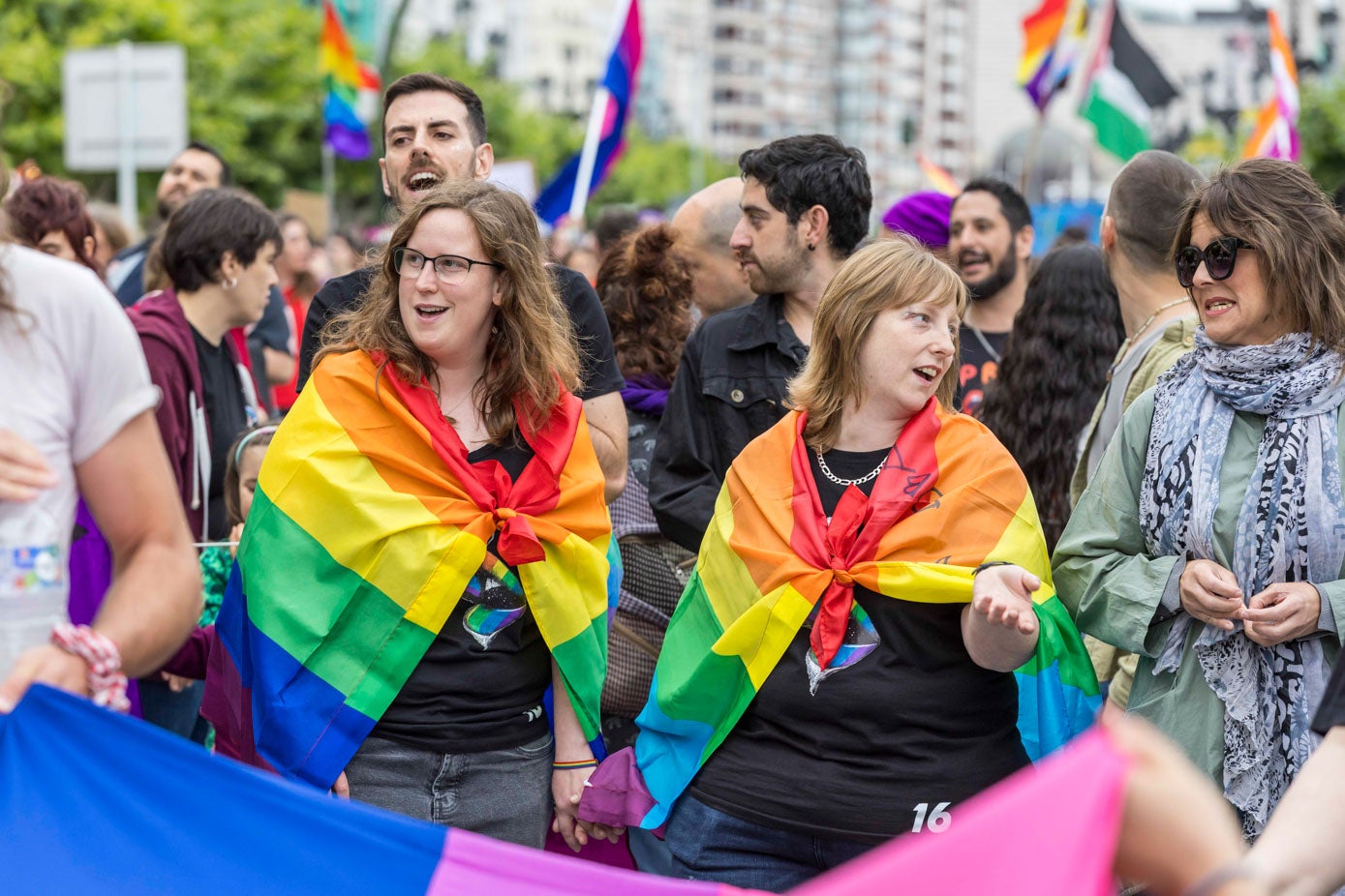 La mayoría de asistentes acudió con banderas del orgullo.