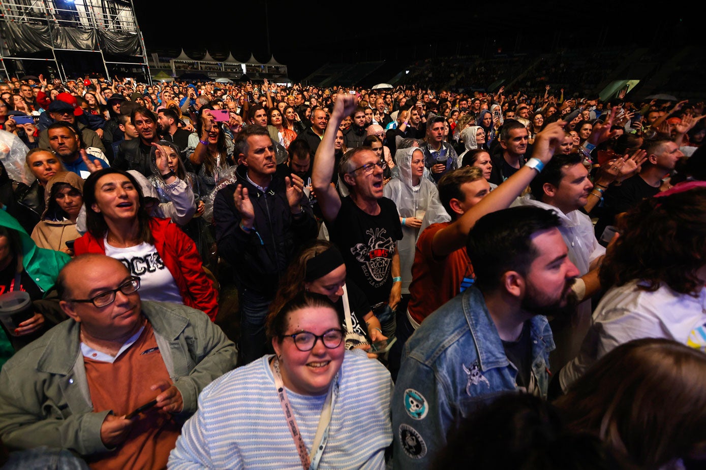 El mal tiempo no fue impedimiento para que el público cántabro vibrase con el músico campurriano.