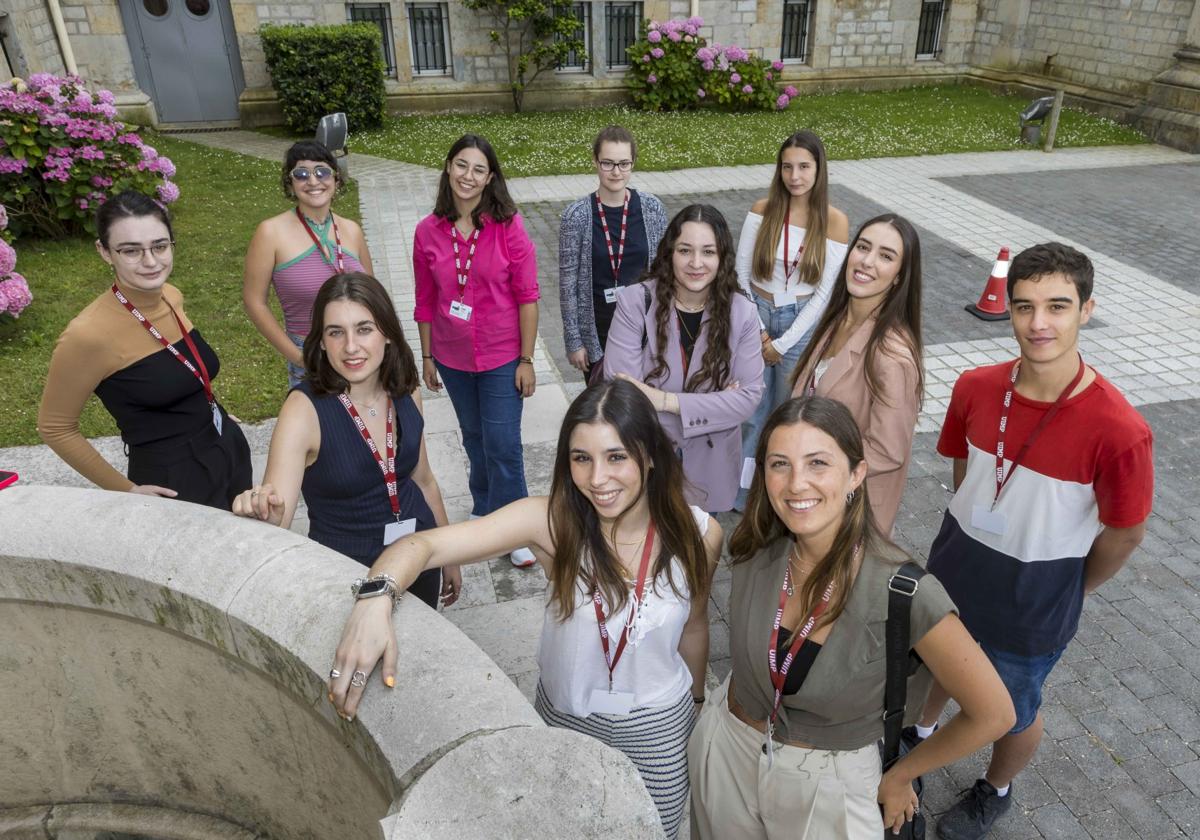 De izquierda a derecha en primer término, Sara de la Riva, Brianda Perea, Celia Krid y Josefina Boetsch. Enla fila del medio, Ana Alonso, Irene Madrazo y Marcos García. En la de atrás, Paula Adriana Martínez, Natalia de la Fuente, Leire Crespo y Alba Moya Villar.