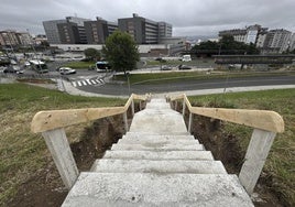 Escaleras peatonales entre Valdecilla y Ciudad Jardín, que complementarán el itinerario mecánico.