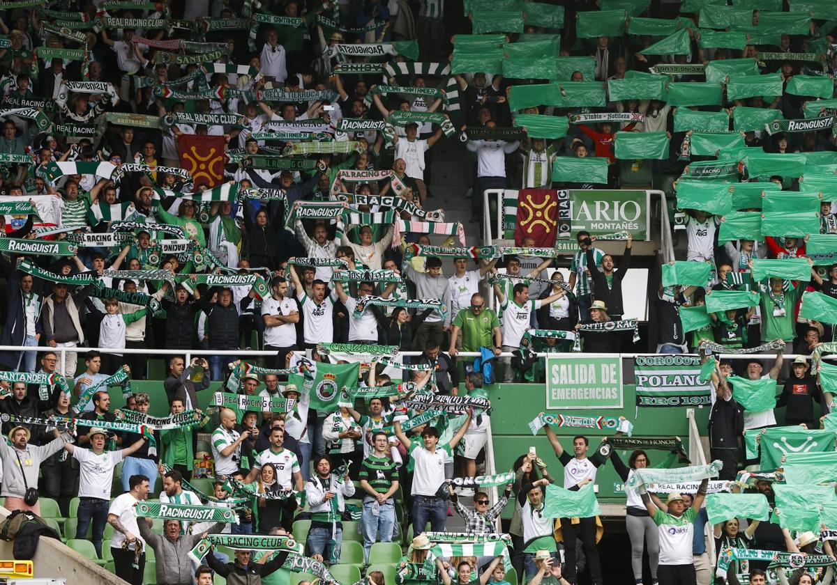 La afición del Racing anima con las bufandas en alto durante un partido.