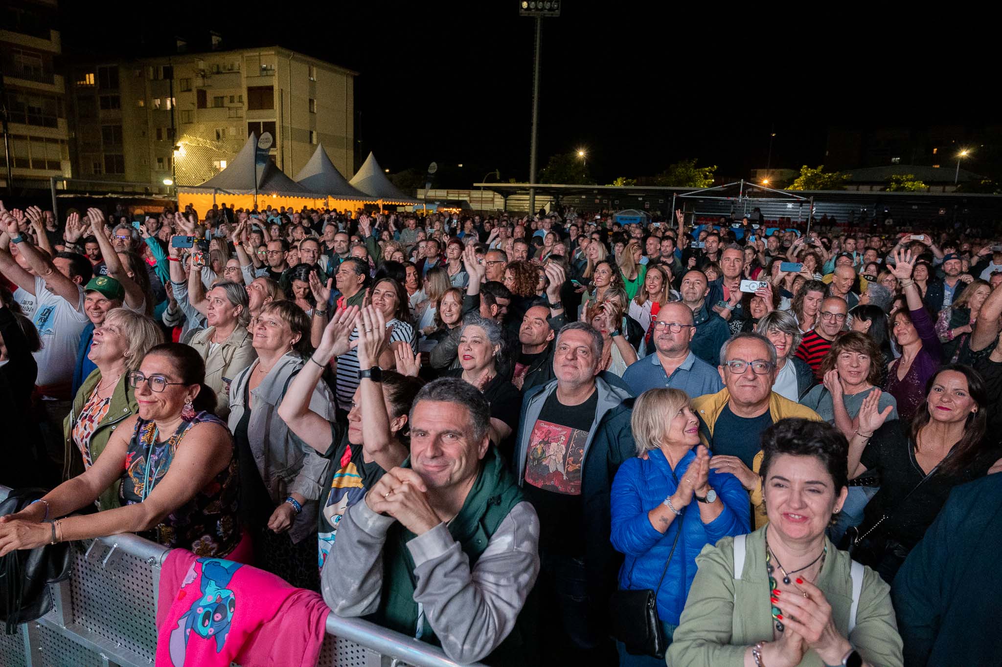 El público estuvo muy entregado durante todo el concierto, en el que hubo un ambiente de nostalgia por la retirada del grupo de los escenarios.