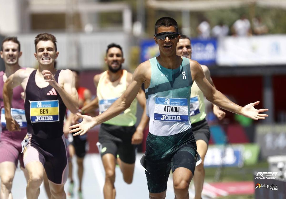 Mohamed Attaoui cruza la línea de meta como nuevo campón de España por delante de Ben, tercero.