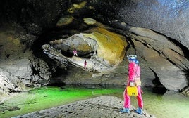 Espeleosocorristas en el interior de la cueva Coventosa, en Arredondo.