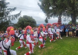 Los picayos de La Revilla ofreciendo sus danzas a su patrón.