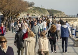 Paseantes por la avenida Manuel García Lago, en la zona de El Sardinero, de Santander.