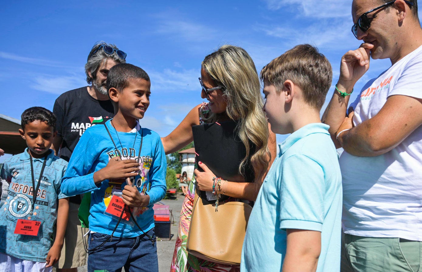 Los niños se han ido encontrando o reencontrando con las familias de acogida nada más descender del autobús que les traía desde el aeropuerto de Loiu (Vizcaya). 