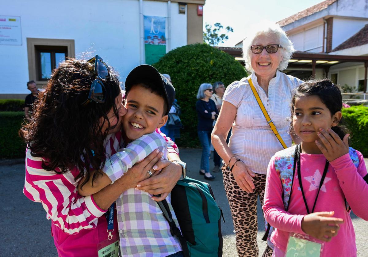 Dos de los niños que disfrutan del programa 'Vacaciones en paz', con su familia de acogida.