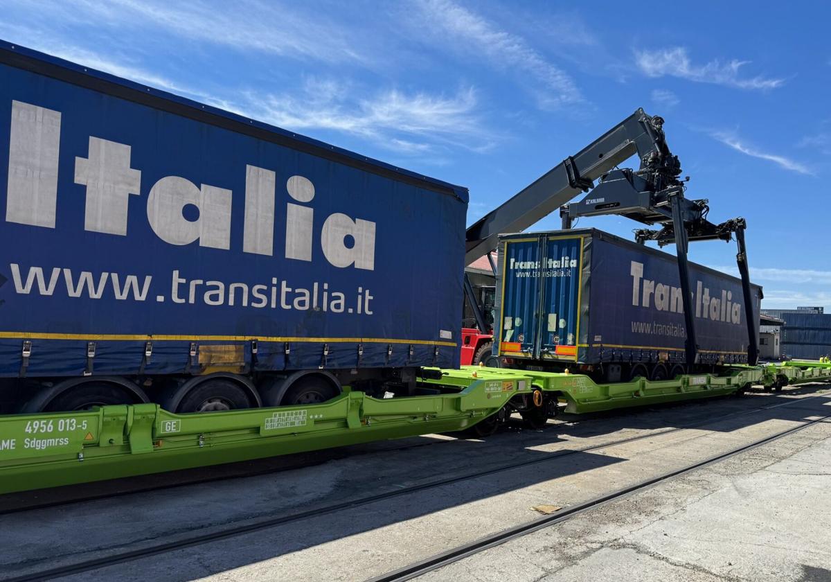 Pruebas días atrás de Tramesa acoplando los semirremolques de TransItalia en el Puerto de Valencia.