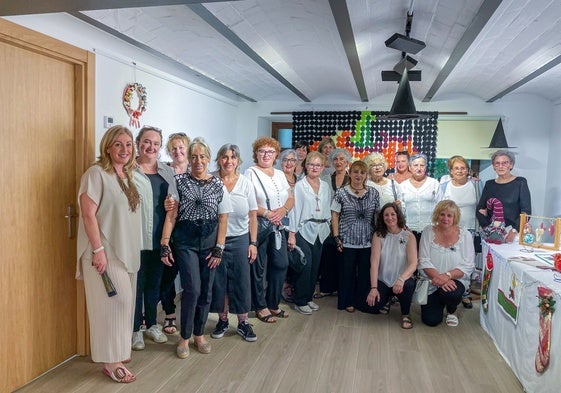 Alumnos del taller de patchwork durante la inauguración de una exposición.