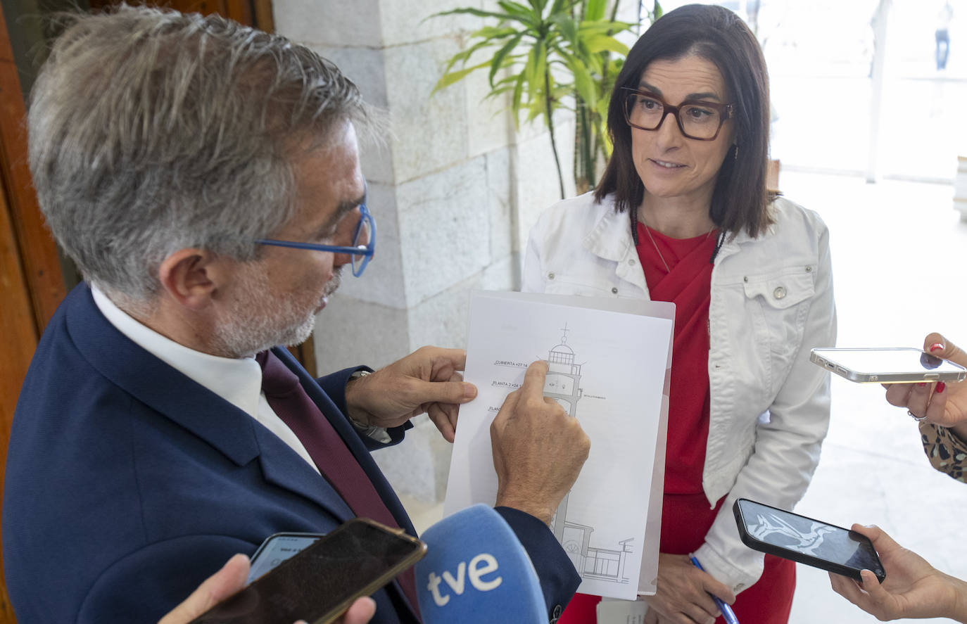 Igual atiende a las explicaciones que Díaz da a los medios de comunicación sobre la remodelación de la torre del Faro de Cabo Mayor. 