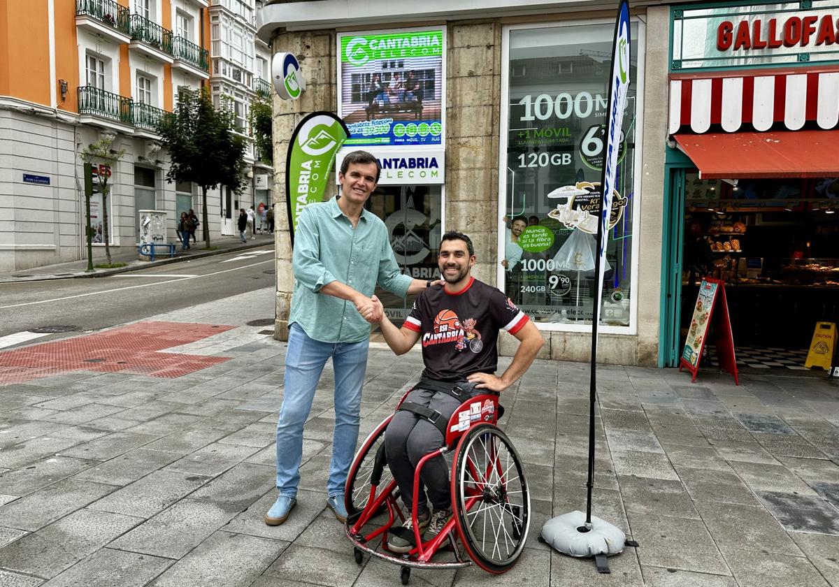 Fernando Casado, director creativo de Cantabria Telecom y Pablo Miguel López, presidente del BSR Cantabria firmaron el acuerdo el pasado viernes.