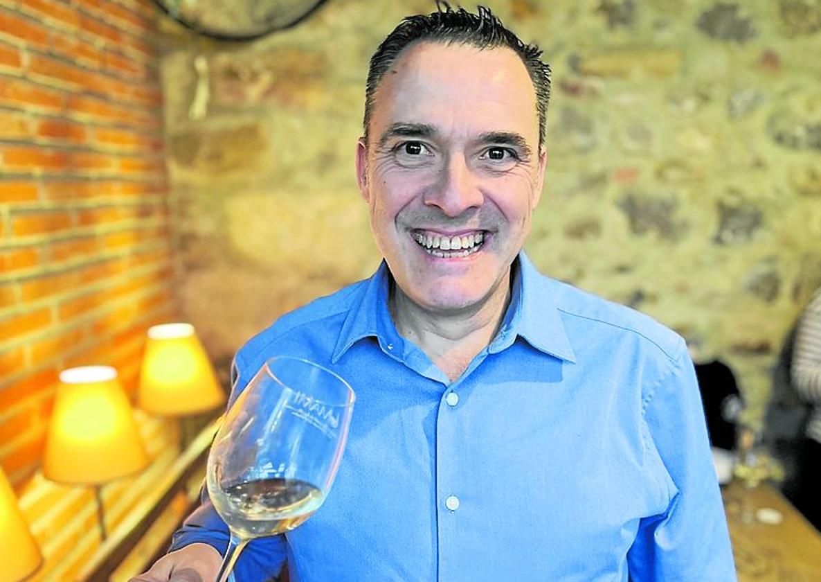 Alfredo Torrijos, con una copa de vino blanco de Cantabria.