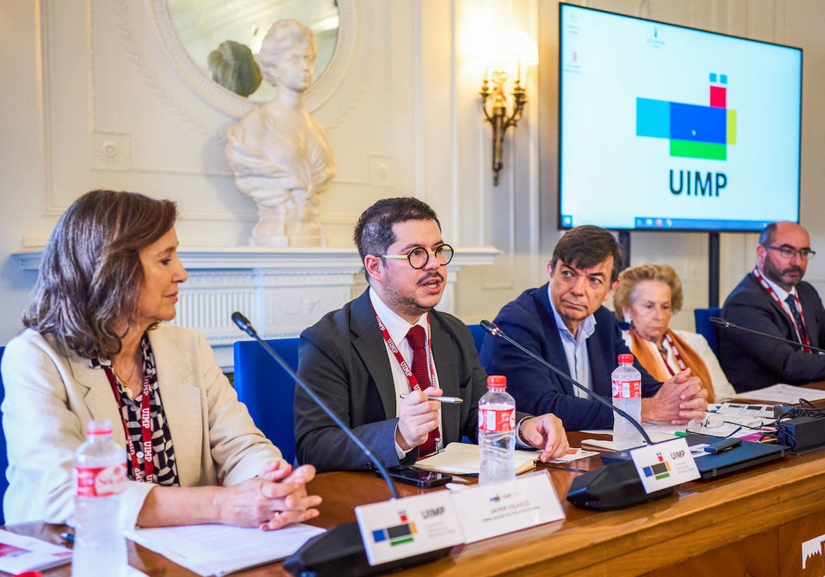 María Ángeles Osorio, Javier Velasco, Carlos Andradas, Elena García Botín y Luis San Segundo, ayer, en el Palacio de La Magdalena.