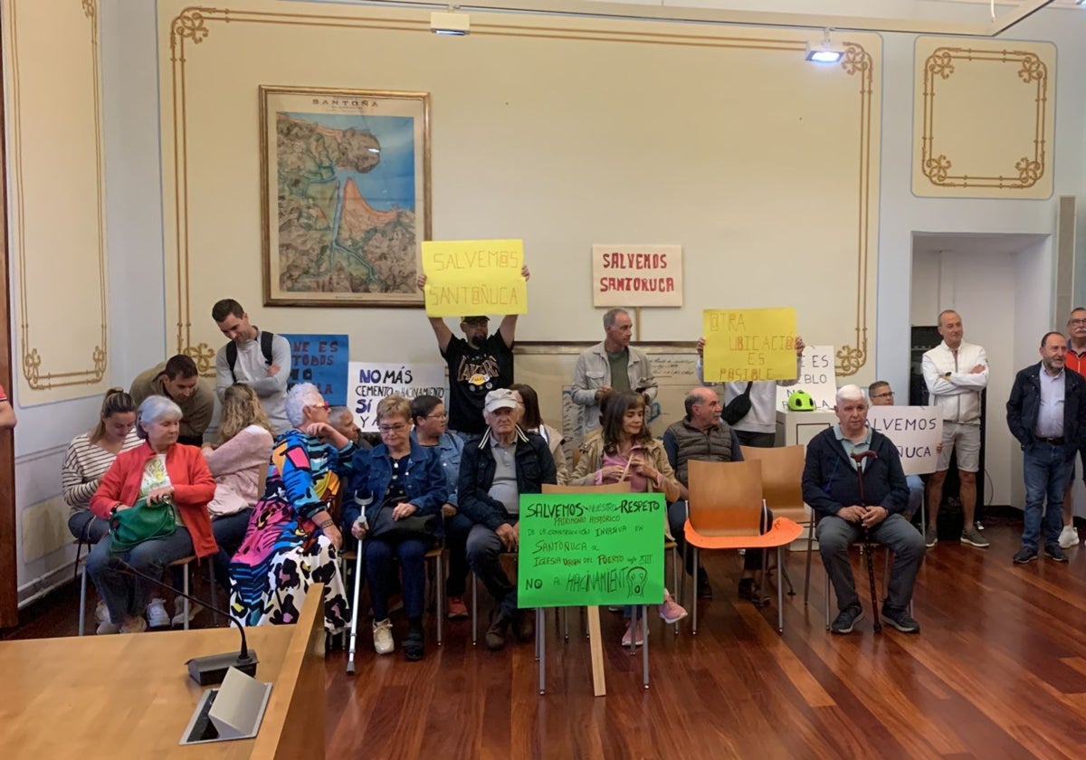 Los vecinos afectados acudieron a la sesión con pancartas de protesta.