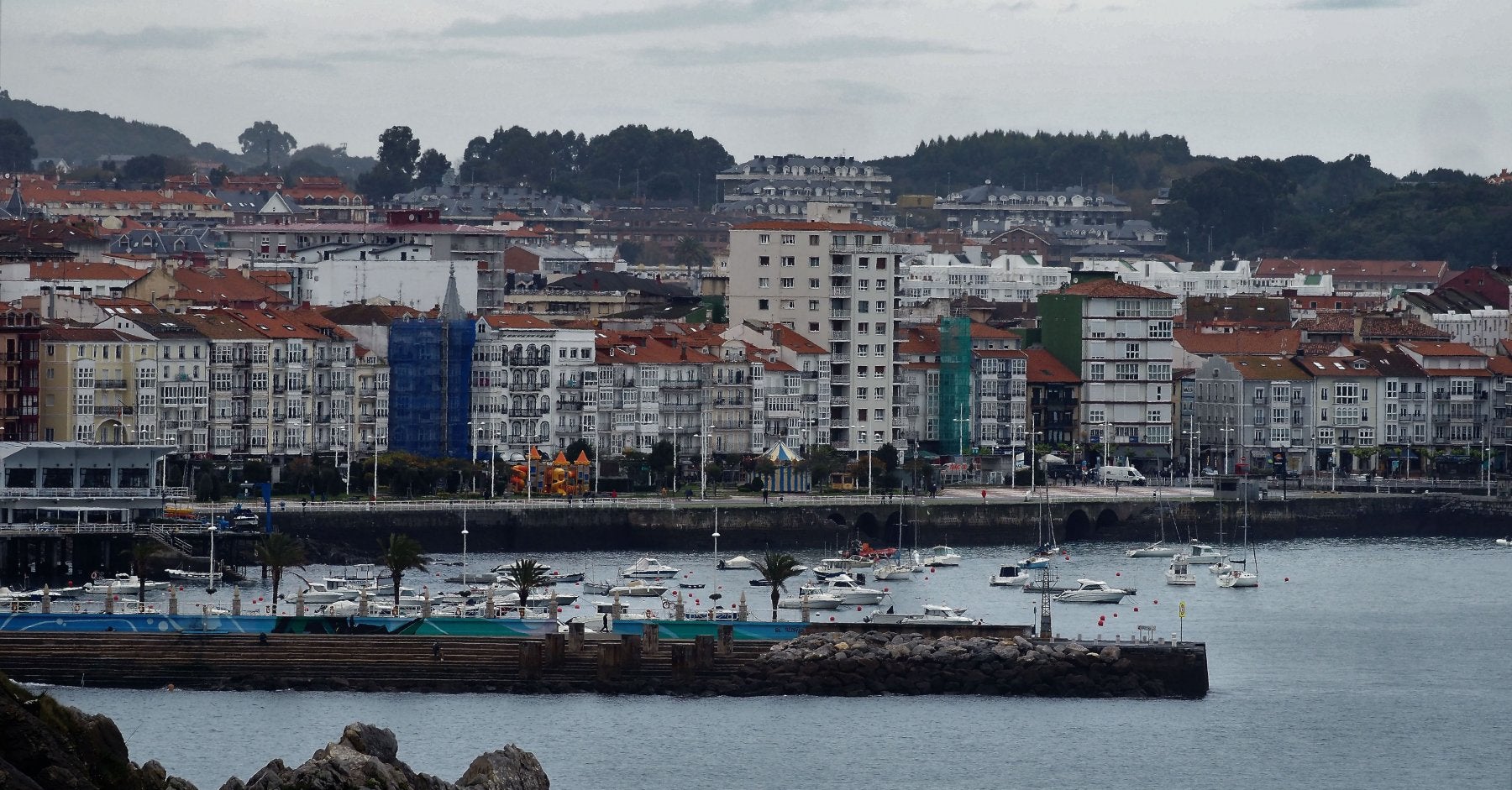 Vista general del paseo marítimo de Castro Urdiales, uno de los 14 municipios que han pagado todos sus créditos y el que más redujo su deuda durante la pasada legislatura.