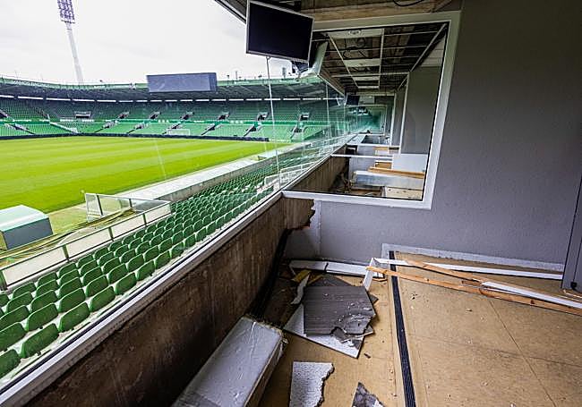 La primera tarea es la retirada de los viejos e inservibles conductos del aire acondicionado.