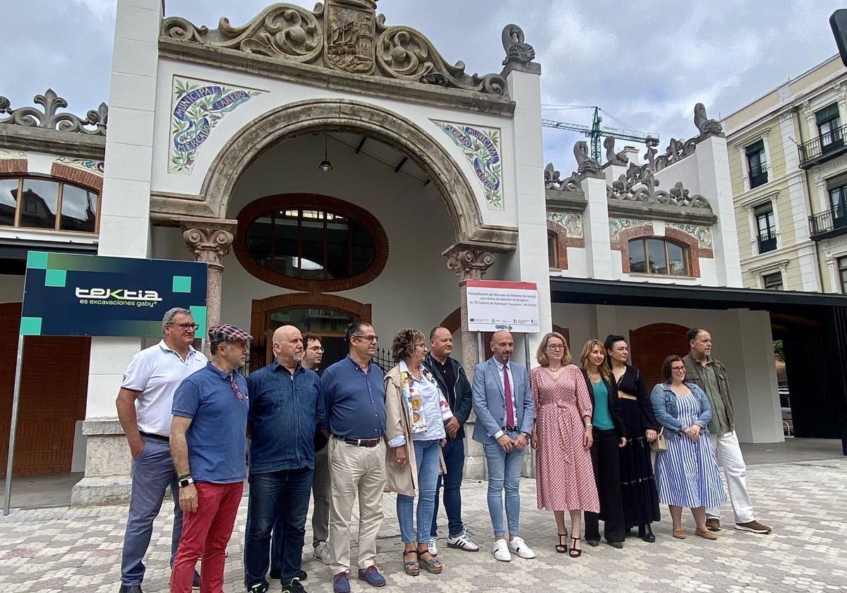 La Corporación municipal y la consejera de Turismo posan frente al edificio restaurado.