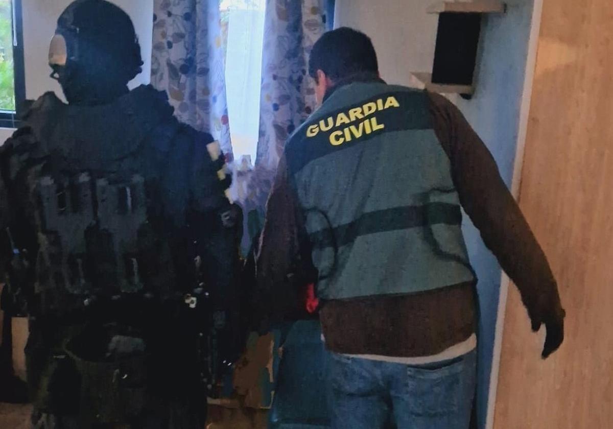 Dos agentes en el interior del bungaló en el que se encontraba.