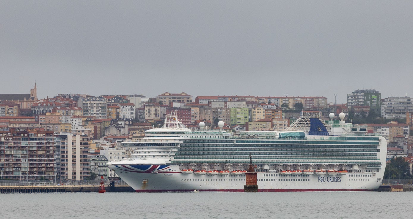 Desde el barco se ve un crucero atracado en la bahía de Santander.