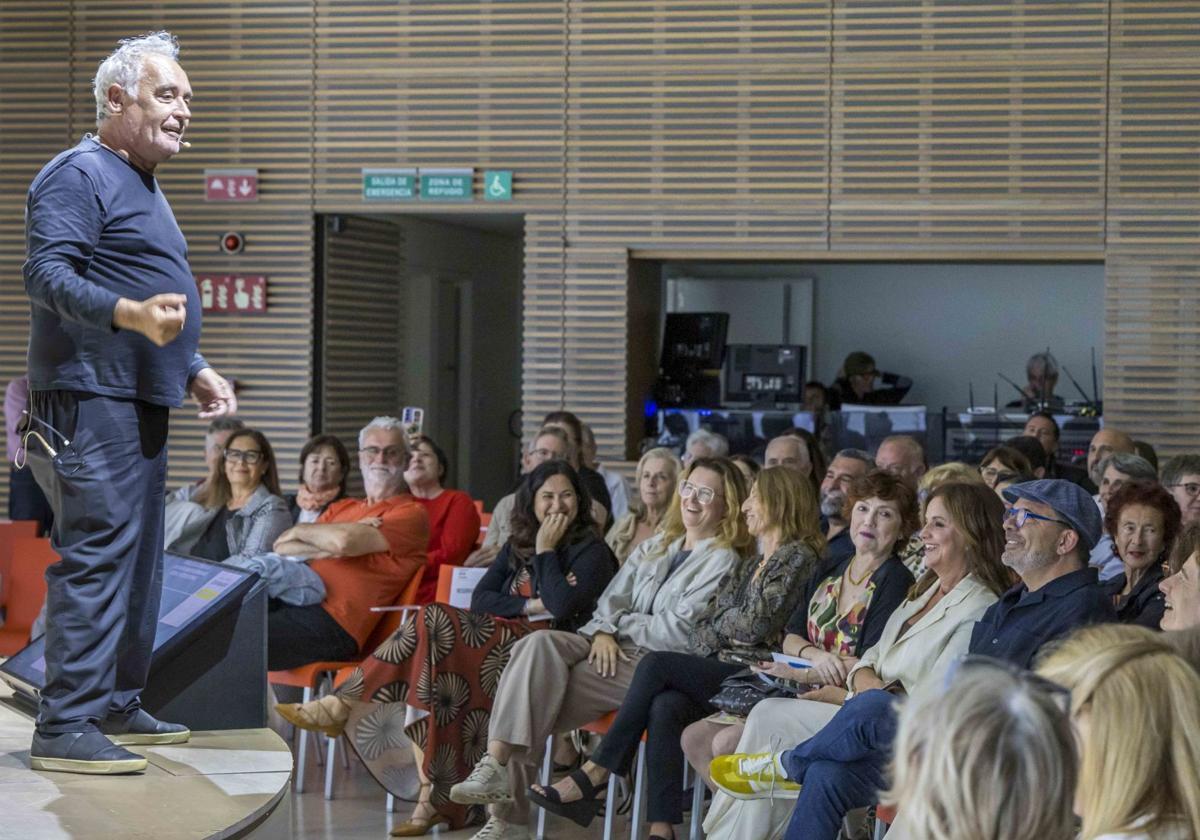 Ferrán Adrià interactuó con el público que se acercó hasta el auditorio del Centro Botín, en un encuentro ameno y divertido.