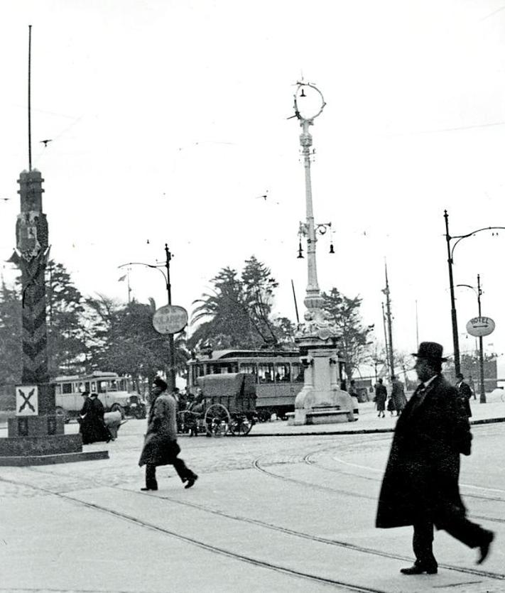 Imagen secundaria 2 - A la izquierda, el 'Bañero'. Circa 1890. (Fotografía, colección particular). A la derecha, imagen tomada por un soldado de la Legión Cóndor. Plaza de las Farolas y Paseo de Pereda. Otoño, 1937. (C. particular).