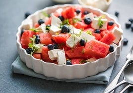 Presentación de la ensalada de sandía y queso fresco de Cantabria, en este caso con arándanos.