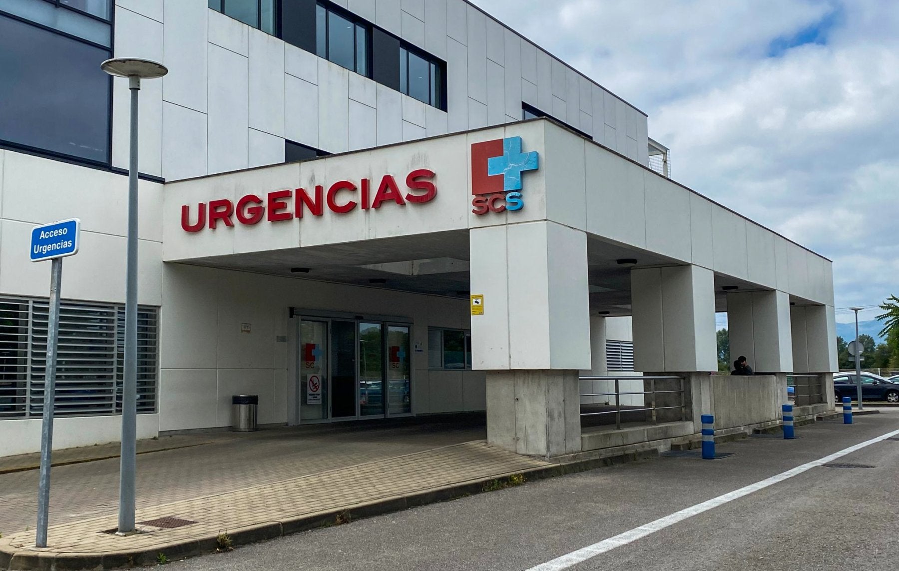 Entrada al servicio de Urgencias del Hospital de Laredo, donde la tarde del martes el atasco de pacientes obligó a derivar a Valdecilla.