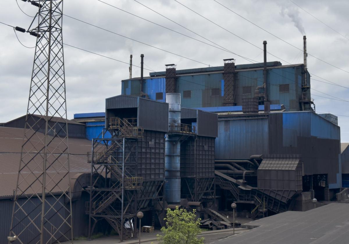 Fábrica de Ferroatlántica, ayer en Boo de Guarnizo, ya con tres hornos operativos.