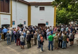 Las taquillas han abierto poco antes de las diez de la mañana y se podía diferenciar la fila de jóvenes, que han esperado toda la noche, y la de público general.