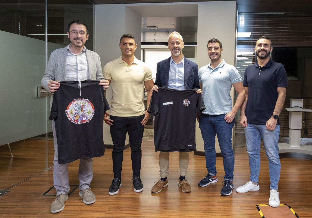 José Luis Blanco, director general de Ordenación Académica; Iván González, profesor; Sergio Silva, consejero de Educación, y los profesores Juan García y Ángel González