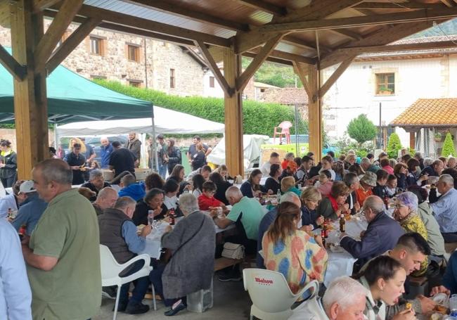 Cientos de vecinos asistieron a la fiesta solidaria.