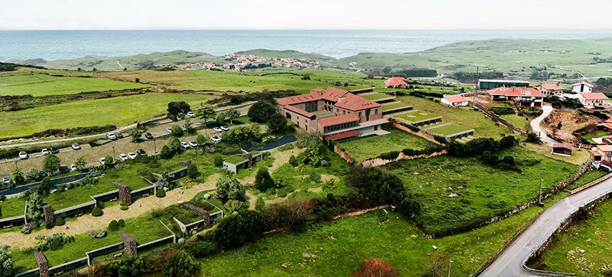 En esta reproducción de cómo quedaría el complejo hotelero, se aprecia el edificio principal sobre el original del siglo XVI y XVII y las suits construidas aprovechando el desnivel del terreno 'camufladas' en la orografía. Además de un aparcamiento.