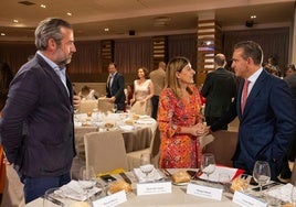 Manuel Huerta observa la conversación entre la presidenta y Manuel Iturbe, que la presentó en el acto.