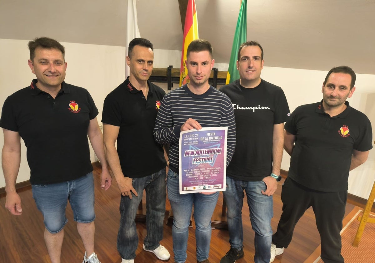 El alcalde de Rasines, Sergio Castro, posa con el cartel del evento junto a cuatro de los DJs colaboradores.