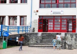 Varias personas acceden al servicio de Salud Bucodental, situado en el Hospital de Liencres.