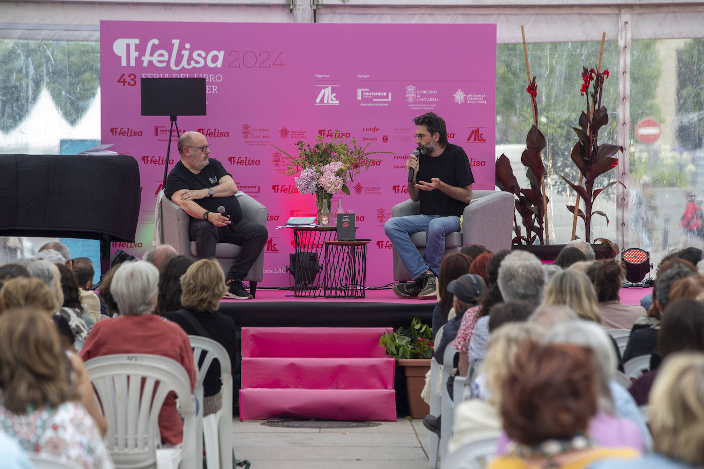 Guillermo Balbona y el poeta Marcos Díez durante la presentación de su antología 'Con Sol dentro. Poesía reunida'